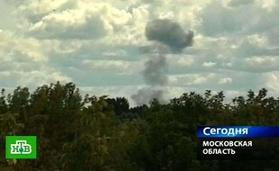 Capture d'écran de la télévision russe après le crash de deux avions militaires qui effectuaient des exercices d'acrobatie près de Moscou, dimanche 16 août 2009.