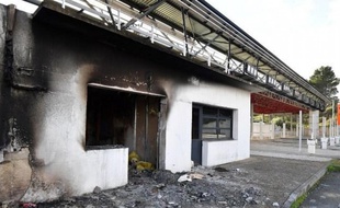 La barrière de péage de Bessan a été incendiée à plusieurs reprises