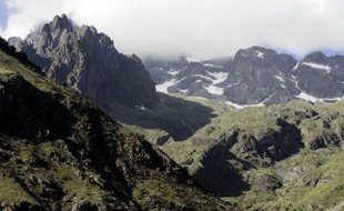 Les trois alpinistes italiens bloqués depuis dimanche dans une tempête de neige sous le Dôme des Écrins (4.015 mètres) s'apprêtaient mardi à passer une troisième nuit dans une situation de plus en plus critique, a-t-on appris auprès du peloton de gendarmerie de haute montagne (PGHM) de Briançon (Hautes-Alpes).