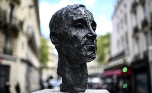 Le buste de Charles Aznavour inauguré le 22 mai 2021 à Paris
