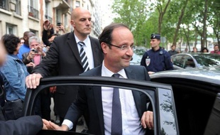 Le président élu François Hollande a déclaré lundi qu'il nommerait son Premier ministre le 15 mai, jour de la passation des pouvoirs avec Nicolas Sarkozy, précisant qu'il privilégiait pour l'instant les dossiers internationaux.