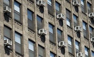 Des climatiseurs sur un immeuble new-yorkais.