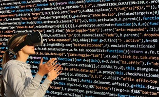 Illustration d'une femme regardant du code avec des lunettes 3D.