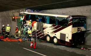 Vingt-huit touristes belges, dont 22 enfants, sont morts dans un accident de car à Sierre, en Suisse, le 13 mars 2012.