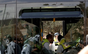 Les secours aident les blessés après l'attaque d'un bus par des Palestiniens à l'est de Jérusalem mardi 13 octobre 2015.