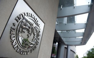 Le logo du FMI au siège de l'institution le 16 mai 2011 à Washington (Etats-Unis).