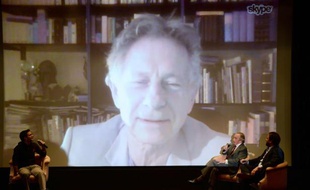Le champion de Formule 1 Jackie Stewart et le réalisateur Brett Ratner discutent via Skype avec Roman Polanski, le 7 novembre 2013, à New York.