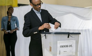 Le président rwandais Paul Kagame vote le 18 décembre 2015 à un référendum qui doit lui permettre de rester au pouvoir