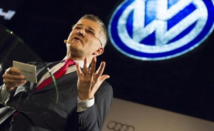 Michael Horn, patron de Volkswagen aux Etats-Unis, parle à la presse, le 11 janvier 2015 au salon automobile de Detroit