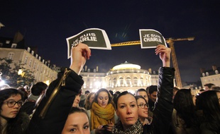Des personnes se sont rassemblées en hommage aux victimes des attentats de Charlie Hebdo. Ici le 7 janvier 2015 à Rennes.
