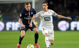 Vincent Pajot (en blanc), ici face au latéral parisien Lucas Digne.