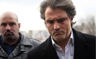 Stéphane Delajoux, « le médecin des stars », a été accusé d'avoir mal opéré Johnny.