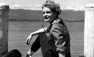 L'actrice autrichienne Romy Schneider prend une pose, le 20 août 1956, au bord du lac de Genève, lors du tournage du film «Kitty à la conquête du monde».