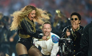 Beyonce, Chris Martin et Bruno Mars lors du spectacle à la mi-temps du Super Bowl le 7 février 2016 à Santa Clara en Californie