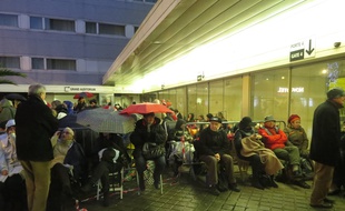 La file d'attente devant la cité des congrès est déjà importante, vendredi à 18h