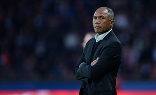 L'entraîneur lensois Antoine Kombouaré lors d'un match de L1 face au PSG, le 7 mars 2015.