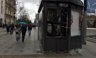 Un kiosque brûlé sur les Champs