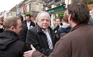 L'ancien maire d'Hénin-Beaumont, Eugène Binaisse, sortant de la mairie après sa défaite en 2014