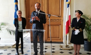 Le Premier ministre accompagné de la ministre Elisabeth Borne (à gauche) et de la préfète Nicole Klein (à droite).