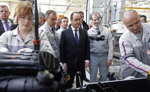 Francois Hollande lors d'une visite à l'usine PSA Peugeot Citroën à Metz le 27 mars 2015