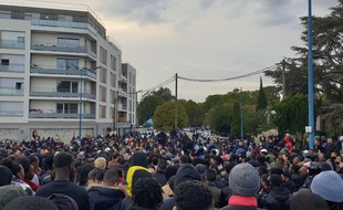 Villiers le Bel, lundi 7 octobre. Près d'un milliers de personnes ont participé à la marche silencieuse en hommage à Ibrahima Bah, décédé la veille.