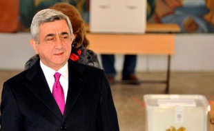 Le président sortant arménien Serge Sarkissian a remporté une nette victoire à l'élection présidentielle de lundi, avec plus de 58% des voix, mais l'opposition a dénoncé des fraudes massives et l'OSCE a regretté mardi un manque de concurrence.