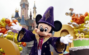 Disneyland Paris, numéro un européen des parcs d'attraction, s'est offert pour ses vingt ans un nouveau record de fréquentation, accueillant 16 millions de visiteurs en 2012, ce qui n'empêche pas les comptes de l'exploitant de rester dans le rouge.