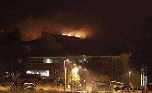 Le National Laboratory de Los Alamos menacé par un feu de forêt, le 28 juin 2011 aux Etats-Unis.