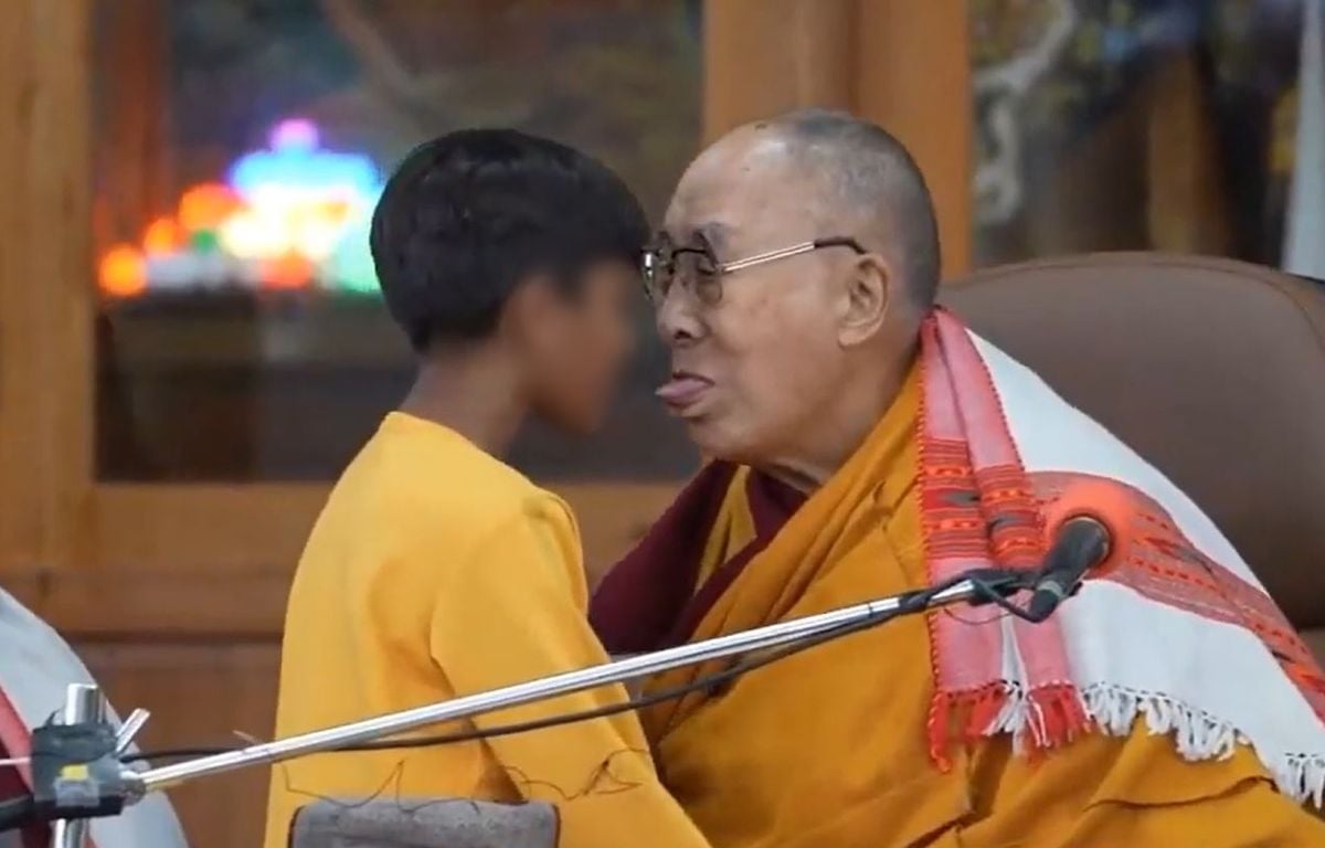 Le Dalaï Lama s'excuse et évoque une « taquinerie » après avoir demandé à un enfant de lui « sucer la langue »