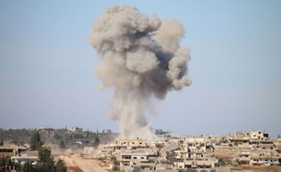 De la fumée s'élève après des frappes aériennes par les forces du régime syrien, dans la zone rebelle de Daraa dans le sud du pays, le 17 février 2016
