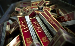 Des cigarettes sont saisies avant d'être détruites par les douanes françaises le 8 juillet 2010 à Dijon en Bourgogne