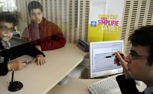Un agent du service public à la Caisse d'allocation familliale (CAF) de Paris