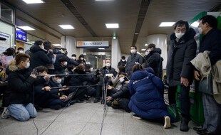 L'avocat Kim Kang-won commente auprès des médias, le 8 janvier, la décision de la justice coréenne de demander au gouvernement japonais de payer une compensation finacnière à douze esclaves sexuelles de la seconde guerre mondiale et à leurs familles.