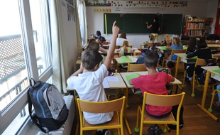 Un élève lève la main dans une classe (image d'illustration).