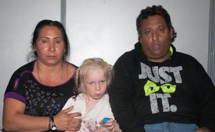 Photo transmise par la police grecque montrant la fillette et ses "faux parents", le 21 octobre 2013