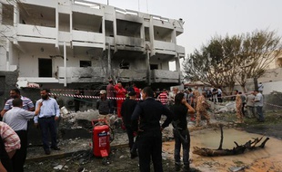 Un attentat à la voiture piégée a touché l'ambassade de France à Tripoli (Libye), le 23 avril 2013.