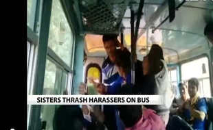 Deux jeunes indiennes se défendent dans un bus, en Inde.