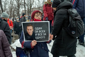 Une femme manifeste pour soutenir Alexeï Navalny avec une pancarte indiquant « un pour tous et tous pour un », à Moscou le 23 janvier 2021.