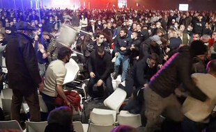 Des militants de SOS Racisme menant une action qui se voulait
