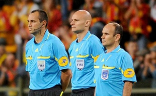 L'arbitre de L1 Tony Chapron (au centre) entouré de ses adjoints, lors d'un match de L1 enrte Lille et Lens le 11 septembre 2010 à Lens.