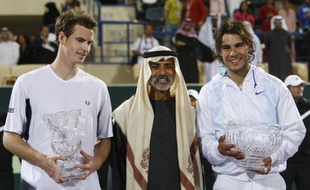 Les tennismen Andy Murray (à droite) et Rafael Nadal, après la finale du tournoi d'exhibition d'Abu Dhabi, le 3 janvier 2009.