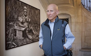 Paris, le 24 septembre 2013. Maison européenne de la photographie. Portrait du photographe Sebastiao Salgado en marge de la visite de l'exposition Genesis.