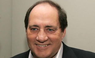 Giorgio Chinaglia, joueur légendaire de la Lazio Rome et ancien partenaire de Pelé au Cosmos New York, est mort dimanche en Floride à l'âge de 65 ans d'une crise cardiaque, a annoncé la presse italienne.