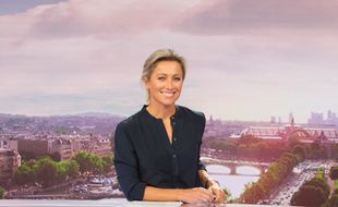Anne-Sophie Lapix présente son premier JT de 20 Heures sur France 2 le 4 septembre 2017