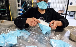 Dans une usine de production de masques du centre de la France.