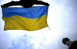 Un drapeau ukrainien hissé sur une grande place disparaît, la mairie de Bes…