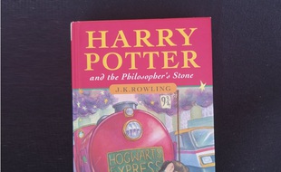 Un exemplaire du premier tome d’Harry Potter vendu 84.000 dollars aux enchères