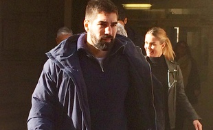 Nikola Karabatic, suivi par la compagne de son frère Luka, Jennifer Priez, ce jeudi.
