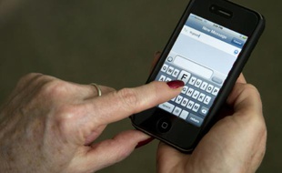 Le malaise grandit autour des messageries sur smartphones après les attentats de Paris