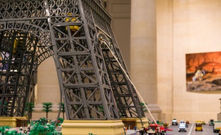 Il a fallu 150.000 pièces pour construire cette tour Eiffel de 5,20 m de haut pour l'expo Lego «Ciné en briques».
